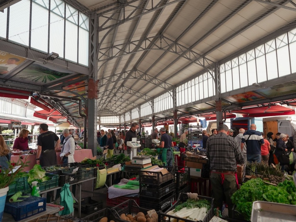 Outdoor farmers market stalls
